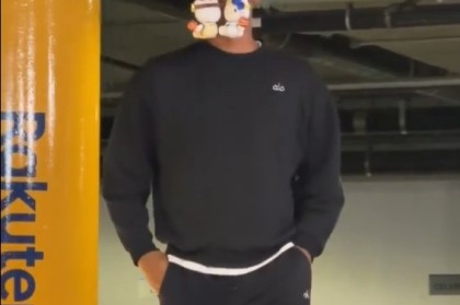 别人看不懂的时尚！巴特勒到场整活儿 帽子上挂了两个玩偶？