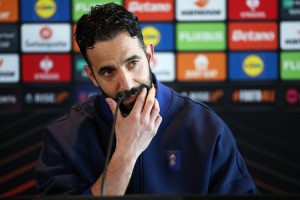 开云官网-小吧译言家|阿莫林专访：想在曼联干满20年 按照标准干就完事了