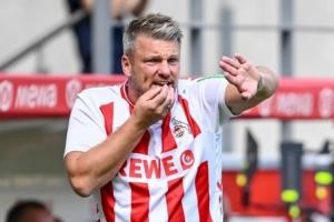 开云体育注册入口-科隆主帅夸斯尼奥克在客场作战时穿了一件球队主场球衣指挥比赛