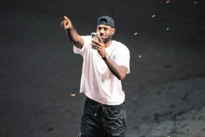 开云体育手机登录-氛围太燃了！詹姆斯在成都出席活动 掏出手机拍摄全场球迷欢呼