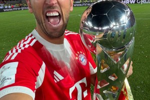 首次获得德超杯，凯恩社媒晒捧杯照庆祝